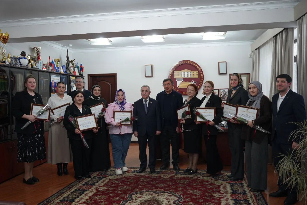 Народное собрание РД отметило заслуги просветителей: в ДГУ вручили награды лекторам  «Знания»