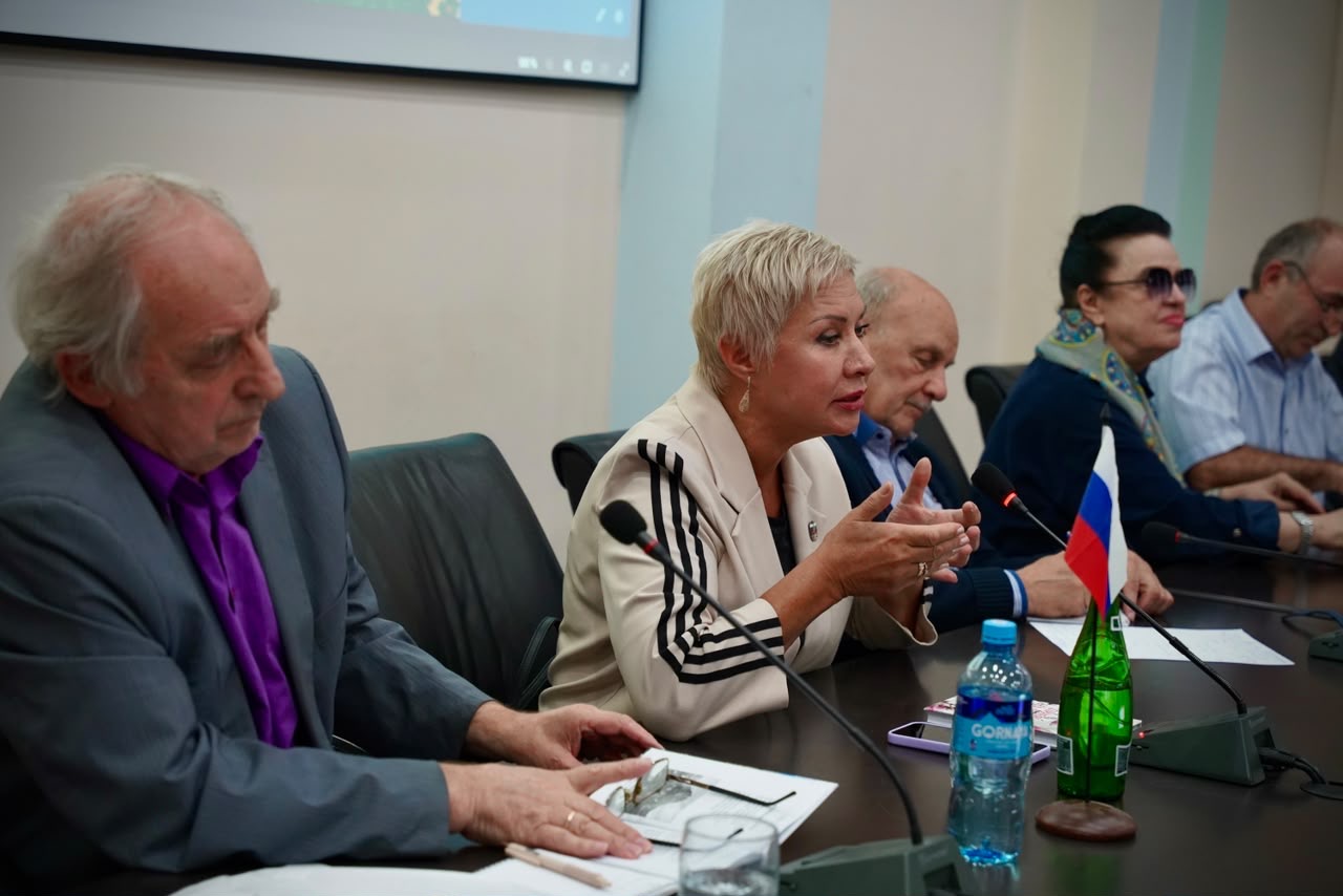 В ДГУ прошла тематическая встреча «Родной язык, он для меня велик»